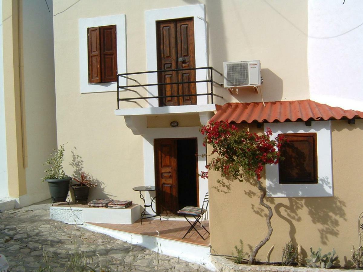 Yiayia'S Home Chalki Town Eksteriør bilde