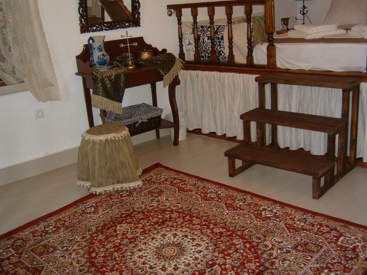 Yiayia'S Home Chalki Town Eksteriør bilde