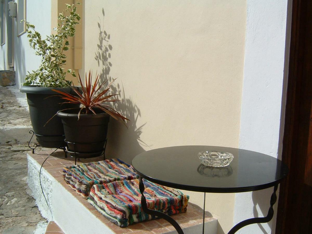 Yiayia'S Home Chalki Town Eksteriør bilde