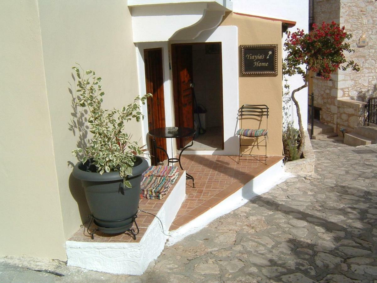 Yiayia'S Home Chalki Town Eksteriør bilde